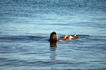 A young woman drifts in the water.  © Frank Middendorf