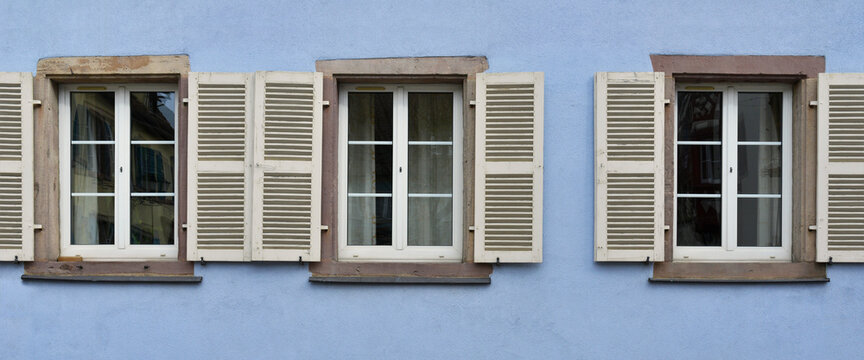 Panoramique trio de fen&ecirc;tres sur mur bleu d'Alsace