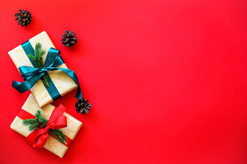 Obraz na płótnie Canvas christmas gift boxes on red background