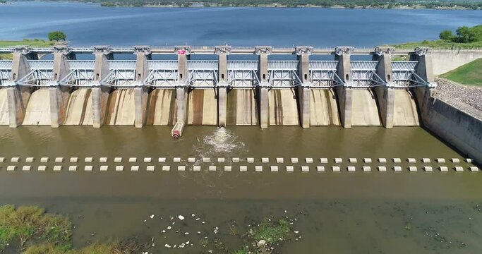 Aerial video of Lake Proctor Damn in Comanche County in Texas approaching from lower end.