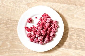 Sweet fruit on the plate. Natural Raspberry. Maliny na talerzu Owoce © Jakub
