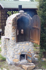 Tradycyjne wędzenie mięsa. Wędzarnia ogrodowa. Smoking meat.  © ChemiQ