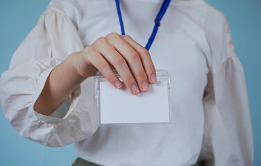 Woman showing a blank ID.  空白のIDカードを見せる女性