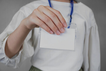 Woman showing a blank ID.  空白のIDカードを見せる女性