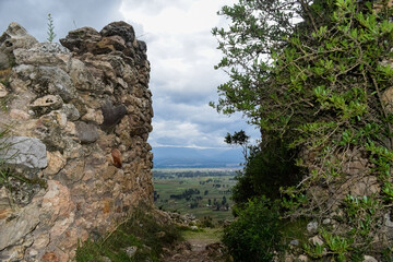 Ventana piedra con vista al valle verde