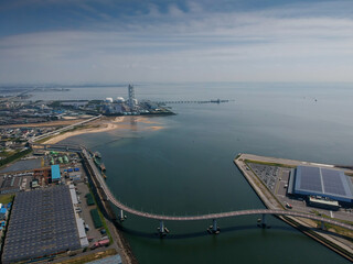 ドローンで空撮した四日市港の風景