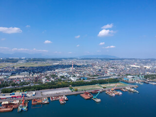 Fototapeta premium 高所から見た四日市港の施設と四日市の街風景