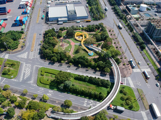 ドローンで空撮した四日市港の公園の風景