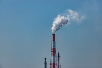 石油工場の煙突と煙