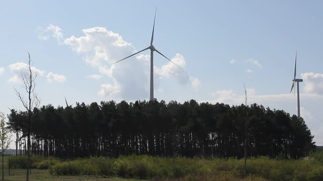 Eine Windkraftanlage oder Windenergieanlage wandelt die Energie des Windes in elektrische Energie, um sie dann in ein Stromnetz einzuspeisen. Umgangssprachlich werden sie als Windr&auml;der bezeichnet.
