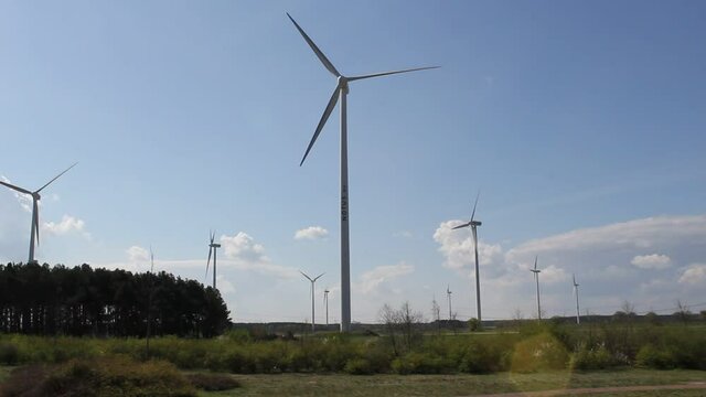 Eine Windkraftanlage oder Windenergieanlage wandelt die Energie des Windes in elektrische Energie, um sie dann in ein Stromnetz einzuspeisen. Umgangssprachlich werden sie als Windr&auml;der bezeichnet.