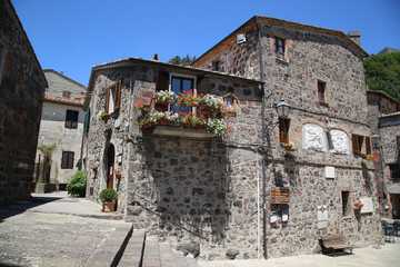 Fototapeta na wymiar Alley in the small village of Radicofani in Tuscany