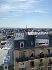 Fototapeta premium Paysage urbain vue depuis un toit d'immeuble à Paris