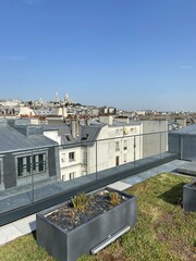 Fototapeta premium Terrasse sur le toit d'un immeuble avec vue sur Montmartre à Paris