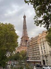 Fototapeta na wymiar Tour Eiffel vue depuis une rue de Paris