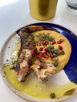 Tentacule de poulpe et pur&eacute;e de pois chiche, plat grec