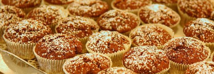 Köstliche Schokomuffins auf einem Tablett