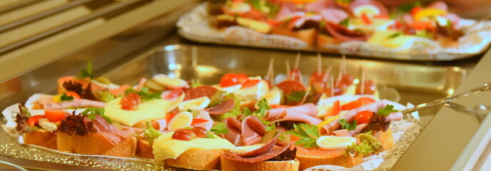 Verschiedenes, farbenfrohes Fingerfood auf einem Buffet