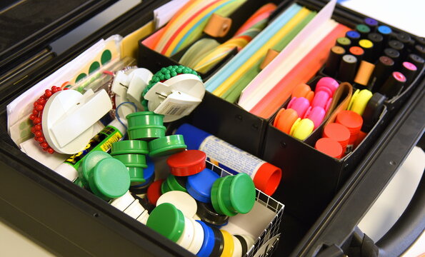 Offener Moderatorenkoffer bei einem Meeting