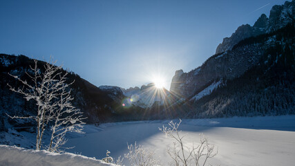 Winterwunderland am vorderen Gosausee, Österreich- Sonnenaufgang über dem Dachsteingletscher
