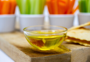 ciotolina di olio evo e verdure per pinzimonio in sfondo 