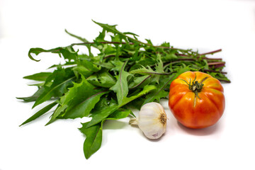 cicoria aglio e pomodoro su fondo bianco 