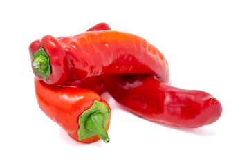 tre peperoni corno rosso su fondo bianco
