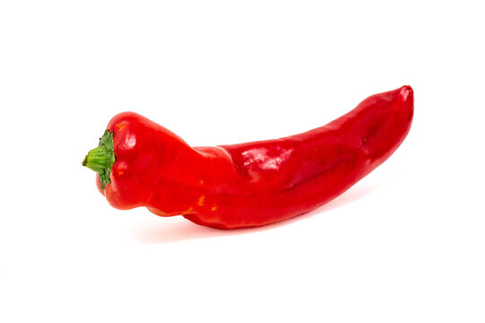 peperone corno rosso isolato su fondo bianco 