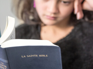 Enfant lisant la bible