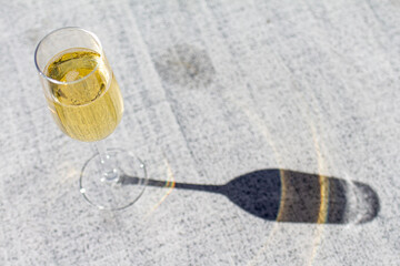 Verre de champagne et son ombre sur une table. 