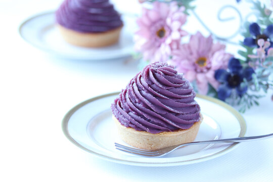 美味しい紫芋のモンブラン・タルトと秋色ガーベラのリース