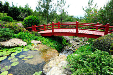 Puente rojo sobre rio estilo Japonés 