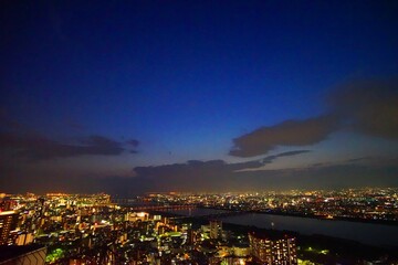 Fototapeta premium 日本の大阪の夕暮れの町並みのパノラマビュー