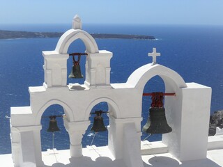 campanile su una chiesa della città di Fira sull' isola di Santorini in Grecia