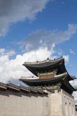 Naklejka premium Gyeongbokgung palace landmark of Seoul, South Korea. roof with sky and cloud.