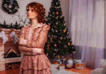 Frohes neues Jahr in meinem Haus. Attraktive rote Frau, Porträt eines schönen jungen Mädchens,...