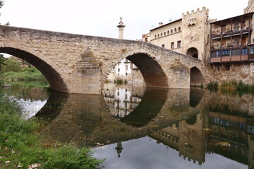 Fototapeta na wymiar Puente medieval sobre el río Matarraña da entrada a Valderrobre (Teruel)