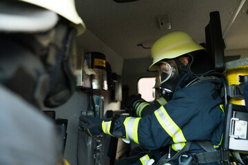Feuerwehrleute bereiten sich auf einen Einsatz vor