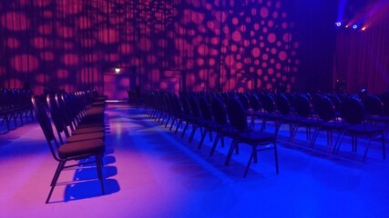 Event Saal mit weiten Stuhl Abständen zu Corona Zeiten