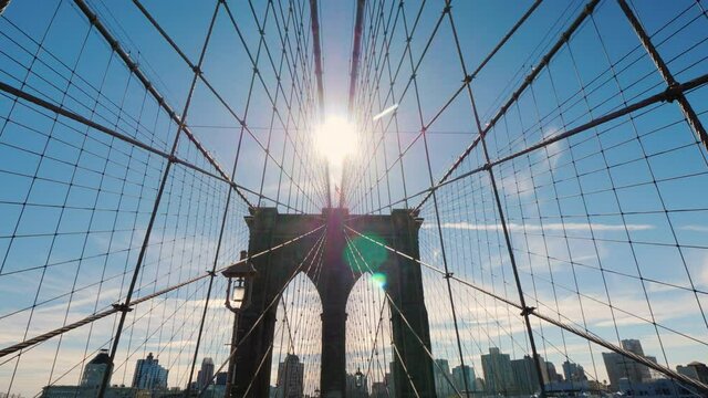 Walking from Manhattan to Brooklyn along the beautiful Brooklyn Bridge. POV videot