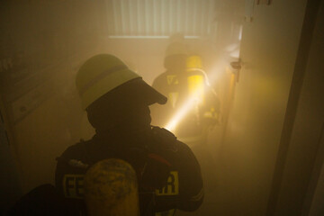 Feuerwehrmann mit Atemschutz während einer Übung