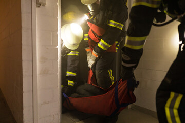 Feuerwehrleute mit Atemschutz während einer Personenrettung
