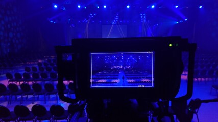 Im leeren Veranstaltungssaal eines Events ein Kamera Monitor