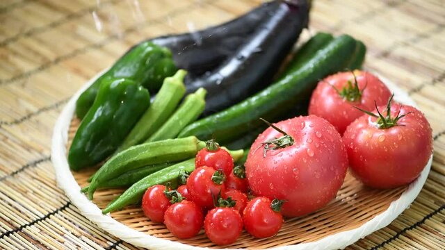 笊に盛った夏野菜