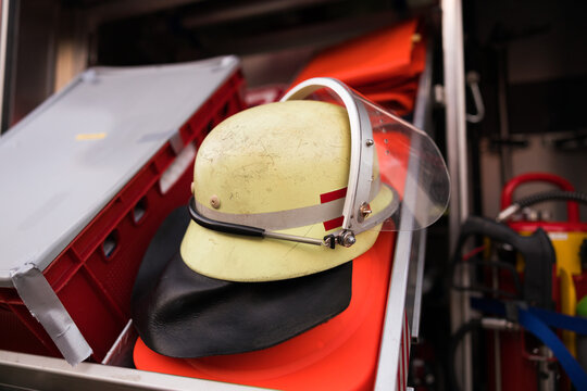 Symbolbild Helm von einem Feuerwehrmann