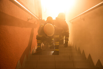 Feuerwehr mit Atemschutz auf der Treppe