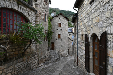 ruelle dans vieux village cévennes