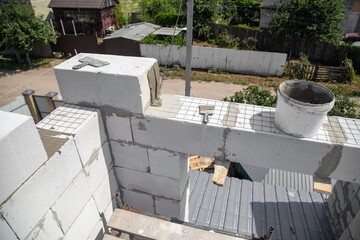 Fototapeta na wymiar Construction of the walls of the house from foam concrete bricks.