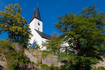 Iserlohn Oberste Stadtkirche Marienkirche Sauerland Deutschland Architektur Doppelturm Kirchturm Altstadt Fassade Stadtmauer Bäume Waldstadt Efeu Mittelalter Befestigung Uhr Gotik evangelisch 