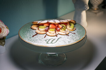 Waffeln Eis Sahne Kaffee Kuchen Erdbeeren Heidelbeeren Brombeeren Ananas